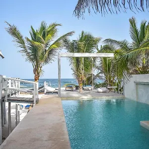 Lamar Front And Pool Tulum